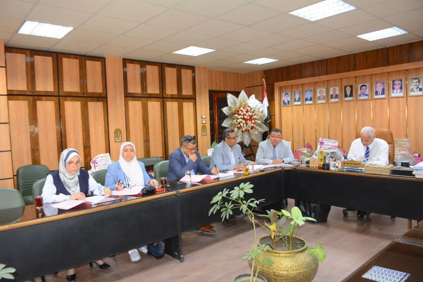 جامعة أسيوط تعقد اجتماع اللجنة التنفيذية لمراجعة البرامج الدراسية وربطها باحتياجات سوق العمل