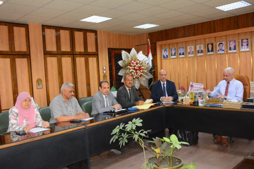 جامعة أسيوط تعقد اجتماع مجلس إدارة صندوق المدن الجامعية وتستعرض جهود إعادة التدوير وترشيد الإنفاق