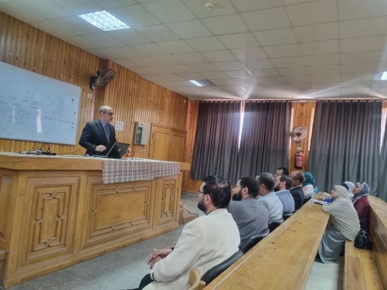 دورتان تدريبيتان في التحليل الإحصائي وبنوك الأسئلة بكلية التربية بنات بأسيوط