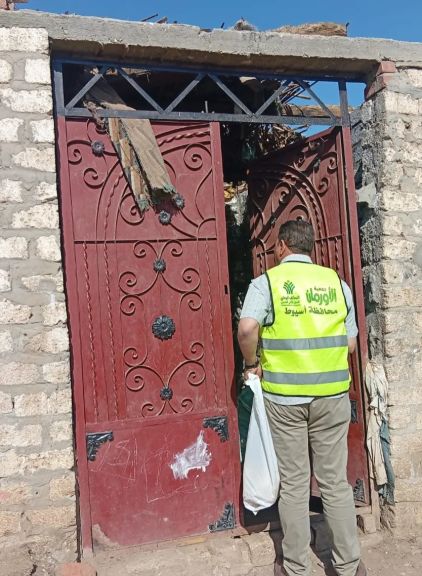 بالصور.... توزيع بطاطس على 4300 أسرة أولى بالرعاية بقرى ومراكز محافظة أسيوط