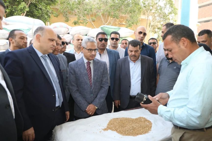 محافظ بني سويف يتفقد أعمال توريد القمح خلال زيارته لمجمع مطاحن وصوامع مصر الوسطى.. ويُشدّد على سرعة صرف مستحقات المزارعين واستمرار تقديم التيسيرات اللازمة لأعمال التوريد للموسم الحالي