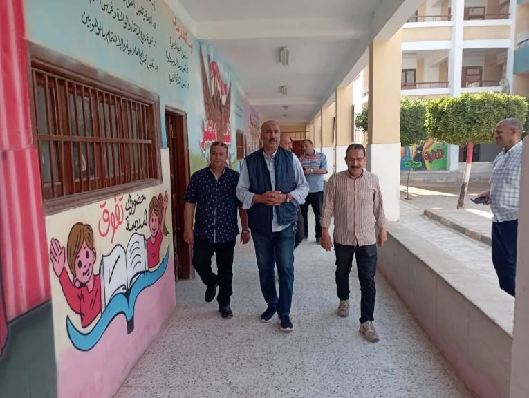 وكيل الوزارة التربية والتعليم ببني سويف يتفقد مدرسة شجرة الدر الابتدائية التابعة لإدارة بني سويف التعليمية لمتابعة سير العملية التعليمية
