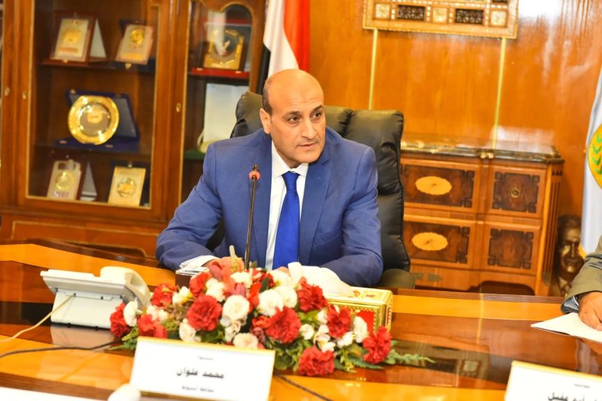 محافظ أسيوط: بدء صرف منحة عيد العمال لـ 7444 من العمالة غير المنتظمة بأسيوط