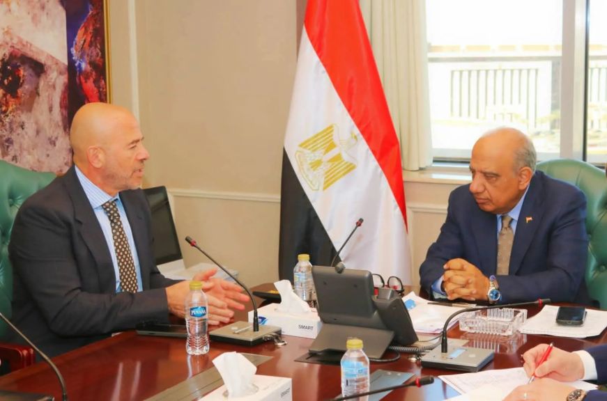 وزير الكهرباء والطاقة المتجددة يبحث مع مجموعة ”إنكوم” آليات توفير الطاقة الكهربائية اللازمة لإقامة مشروع مركز عالمي للبيانات