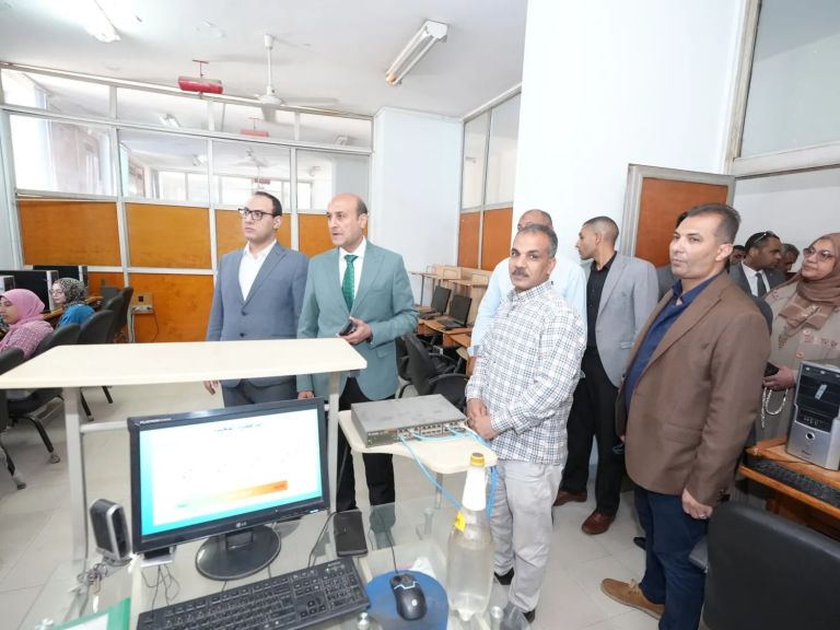 محافظ أسيوط يتفقد مركز التدريب بديوان المحافظة ويشيد ببرامجه المتطورة في تأهيل الشباب والخريجين لسوق العمل