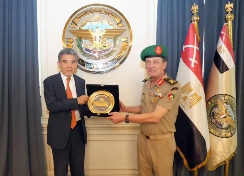القوات المسلحة تنظم زيارة ميدانية لوفد من جامعة هيروشيما اليابانية للأكاديمية العسكرية المصرية وتشارك فى توقيع إتفاقية تعاون معها ...