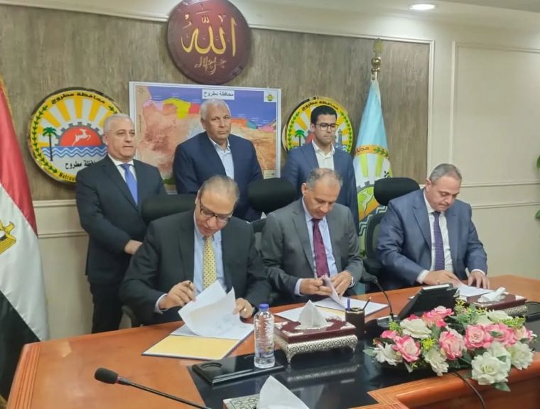محافظ مطروح ورئيس الهيئة الوطنية للصحافة يوقعان بروتوكول تعاون بشأن اعتماد الهيئة والمؤسسات القومية كجهة معتمدة لمشروع ”الهوية البصرية” بالمحافظة*