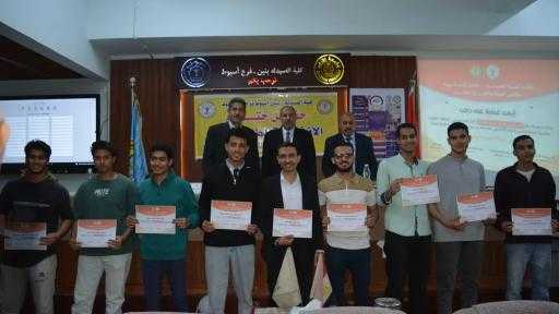 نائب رئيس جامعة الأزهر للوجه القبلي يشهد حفل ختام الأنشطة الطلابية ويكرم الأوائل والمتميزين بكلية الصيدلة بنين بأسيوط