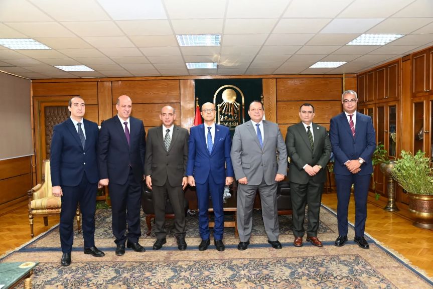رئيس جامعة أسيوط يبحث مع وفد المركز الوطني للدراسات تعزيز التعاون في البرامج التدريبية والتوعوية
