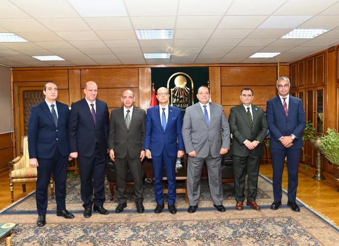 رئيس جامعة أسيوط يبحث مع وفد المركز الوطني للدراسات تعزيز التعاون في البرامج التدريبية والتوعوية