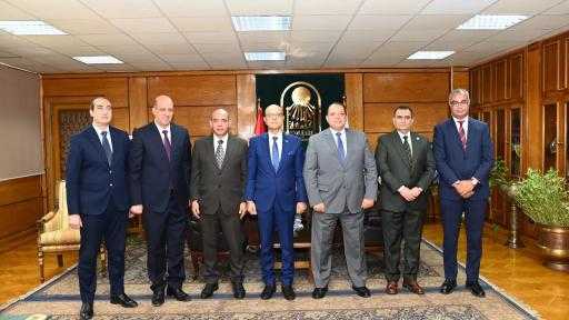 رئيس جامعة أسيوط يبحث مع وفد المركز الوطني للدراسات تعزيز التعاون في البرامج التدريبية والتوعوية