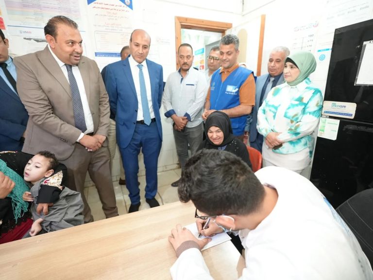 محافظ أسيوط يتفقد قافلة طبية مجانية بالقوصية .. إقبال كبير وتوقيع الكشف الطبي على 1160 مواطنًا وتحويل 53 حالة للتدخلات الجراحية