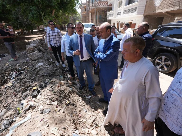 محافظ أسيوط يصطحب مواطنًا بسيارته لموقع شكواه بقرية بني قرة بالقوصية.. ويحيل رئيس القرية للتحقيق