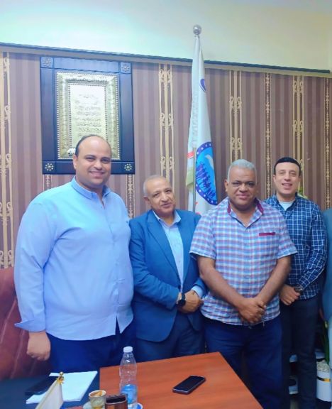 امين عمال مستقبل وطن أسيوط ورئيس الاتحاد المحلي  يهنئ محمود نفادي والشناوي بتوليهما قيادة «مستقبل وطن» بالمحافظة  أسيوط – محمود العسيري  قدم عبدالناصر بكر،وامين عمال حزب مستقبل وطن باسيوط و رئيس الاتحاد المحلي لعمال أسيوط وهيئة مكتبه   التهنئة إلى مح