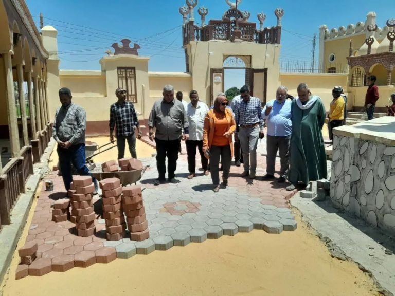 محافظ أسيوط: تطوير محيط مسجد أبو العيون بدشلوط وتركيب بلاط الإنترلوك بالساحة الخارجية