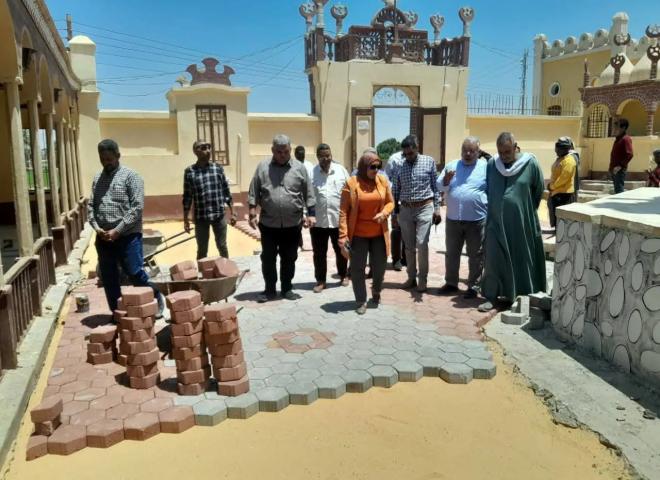 محافظ أسيوط: تطوير محيط مسجد أبو العيون بدشلوط وتركيب بلاط الإنترلوك بالساحة الخارجية
