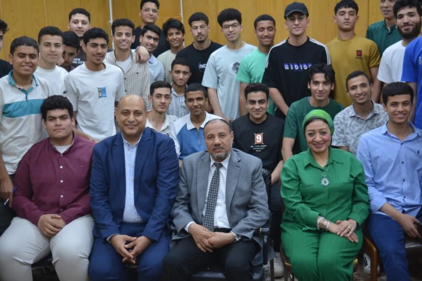 نائب رئيس جامعة الأزهر للوجه القبلي يلتقى طلاب كلية الطب البيطري بأسيوط؛ للاستماع لمطالب الطلاب فيما يخص جدول الامتحانات