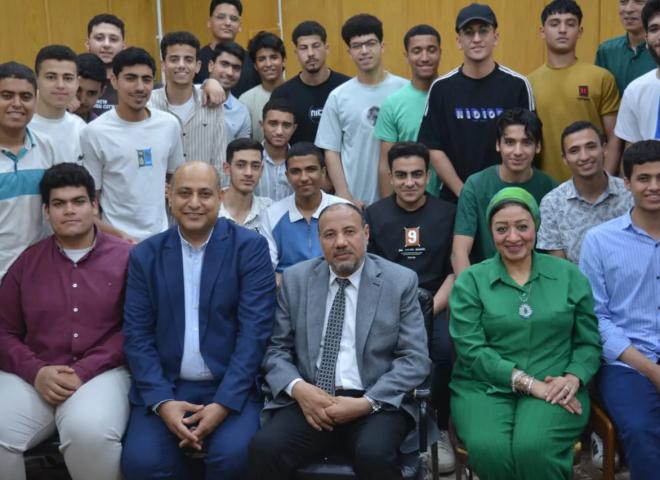 نائب رئيس جامعة الأزهر للوجه القبلي يلتقى طلاب كلية الطب البيطري بأسيوط؛ للاستماع لمطالب الطلاب فيما يخص جدول الامتحانات