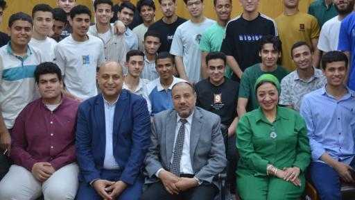 نائب رئيس جامعة الأزهر للوجه القبلي يلتقى طلاب كلية الطب البيطري بأسيوط؛ للاستماع لمطالب الطلاب فيما يخص جدول الامتحانات