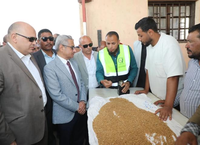 محافظ بني سويف يتابع ميدانياً سير ومُستجدات العمل في منظومة توريد القمح المحلي خلال زيارته لمُجمّع الصوامع بسدس