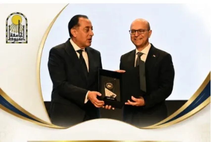 جريدة الشباب نيوز تهنئ الأستاذ الدكتور أحمد المنشاوي رئيس جامعة أسيوط  بمناسبة تكريمه من رئيس مجلس الوزراء خلال أحتفالية إطلاق  مبادرة المليون رخصه دولية بالعاصمة الأدارية