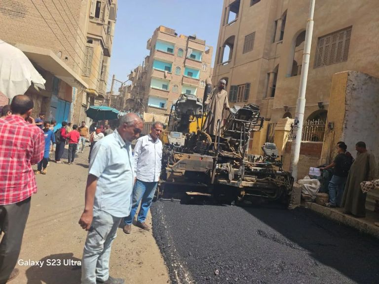 محافظ أسيوط: استمرار أعمال رصف شارع محمود أبو حسين بمدينة منفلوط ضمن خطة تطوير شبكة الطرق
