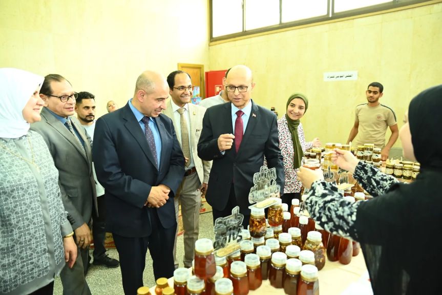 الدكتور المنشاوي يفتتح معرض «عيد أضحى مبارك» للملابس الخيرية والمواد الغذائية والمشغولات اليدوية بجامعة أسيوط