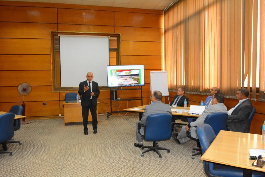 التطوير المؤسسي في خدمة المجتمع وتنمية البيئة”.. جلسة علمية ضمن البرنامج التدريبي لتأهيل المتقدمين لشغل منصب عميد كلية بجامعة أسيوط