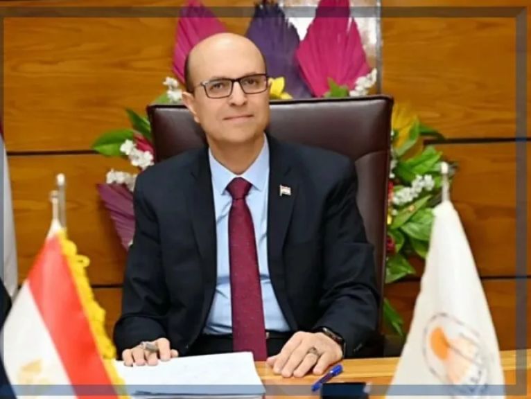 بناءً على تكليفات الدكتور المنشاوي .. الدكتور أحمد عبدالمولى يزور مصابي حادث أبنوب بمستشفى الإصابات الجامعي