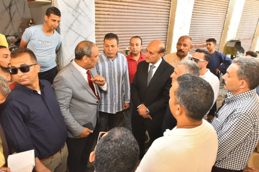 استمرارًا لجولاته الميدانية.. محافظ أسيوط يتفقد سوق الباعة الجائلين بمنفلوط ويؤكد: تنظيم الأسواق أولوية لتحسين بيئة العمل والقضاء على العشوائية
