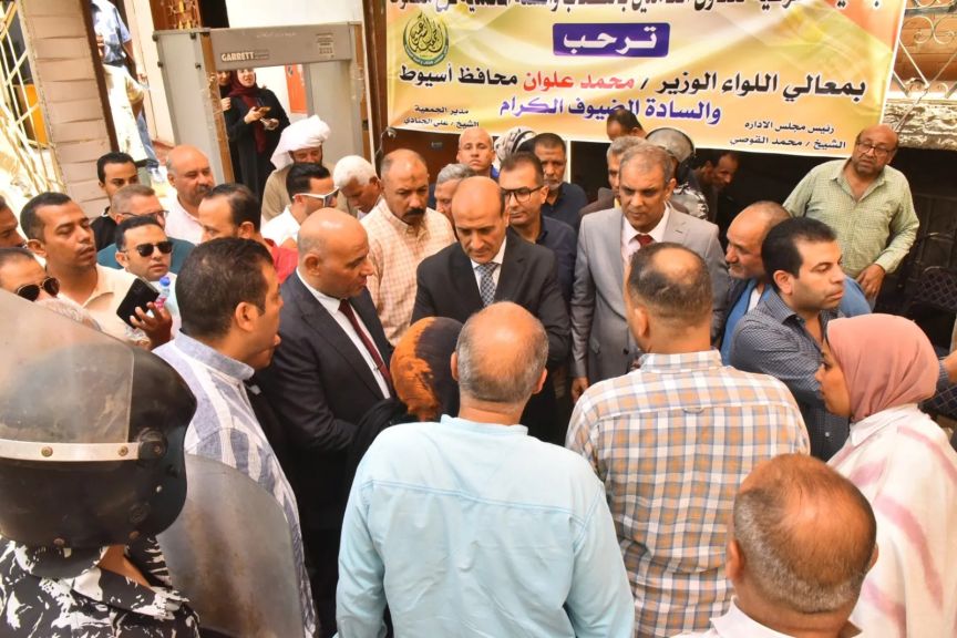 محافظ أسيوط يمنح وحدة سكنية لسيدة غير قادرة بمساكن الأسر الأولى بالرعاية ببني عدي بمنفلوط