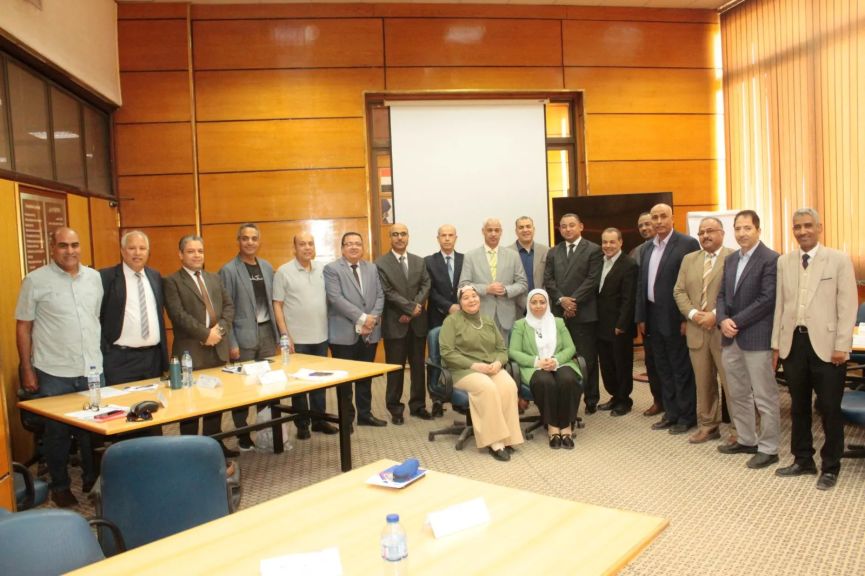 التطوير المؤسسي في التعليم والطلاب» و«الجوانب المالية والإدارية بالجامعات» في ختام البرنامج التدريبي لتأهيل المتقدمين لشغل منصب عميد كلية بجامعة أسيوط