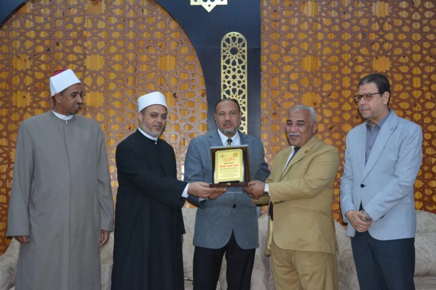 نائب رئيس جامعة الأزهر للوجه القبلي يسلم جوائز الفائزين في مسابقة السيرة النبوية والإنشاد الديني بأسيوط