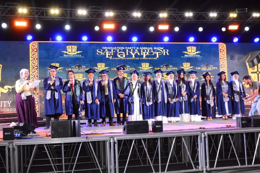 نائب رئيس جامعة أسيوط يشارك في حفل تخرج طلاب مدارس سمارت سيتي الدولية ويؤكد دعم الجامعة للفعاليات التعليمية الهادفة