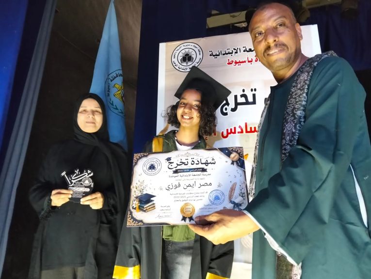 بالجلباب البلدي.. مدير مدرسة الجامعة الابتدائية بأسيوط يكرّم متفوقي الصف السادس الابتدائي ويوجه رسالة للأجيال بالتمسك بالأصالة والطالبة مصر ابرز المكرمين