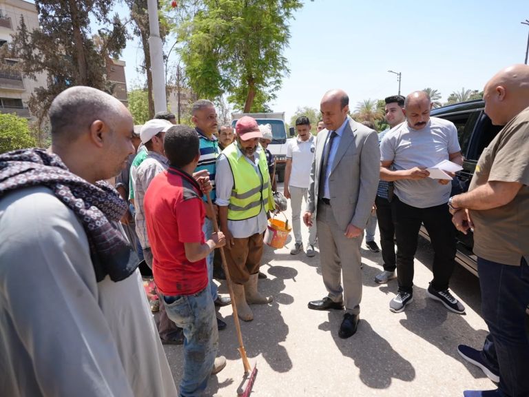 خلال جولاته الميدانية.. محافظ أسيوط يهنئ عمال النظافة بعيد الأضحى ويوزع الهدايا والعيديات تقديرًا لجهودهم