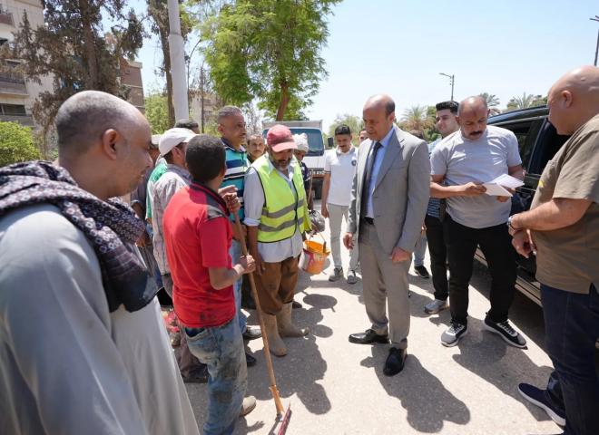 خلال جولاته الميدانية.. محافظ أسيوط يهنئ عمال النظافة بعيد الأضحى ويوزع الهدايا والعيديات تقديرًا لجهودهم
