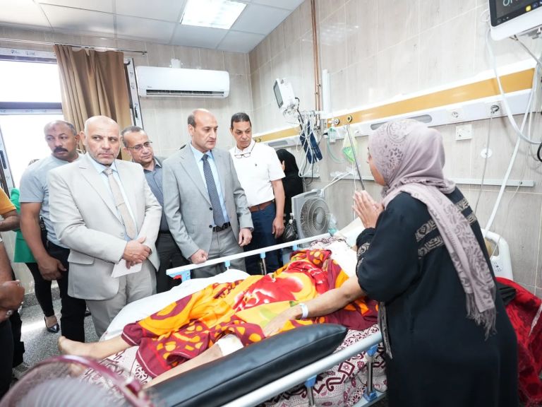 محافظ أسيوط يزور المرضى بمستشفى الإصابات الجامعي ويشاركهم فرحة عيد الأضحى بتوزيع الهدايا والعيديات
