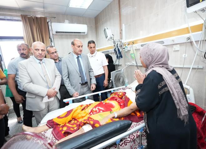 محافظ أسيوط يزور المرضى بمستشفى الإصابات الجامعي ويشاركهم فرحة عيد الأضحى بتوزيع الهدايا والعيديات