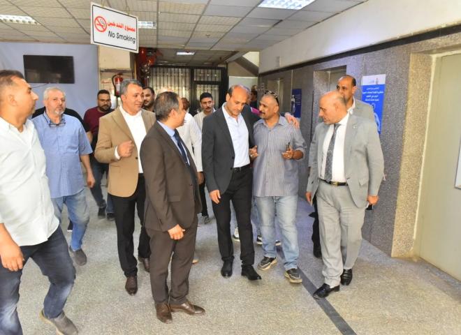 محافظ أسيوط يواصل جولاته الإنسانية بالمستشفيات في العيد.. هدايا وعيديات للمرضى ورسائل دعم للأطقم الطبية