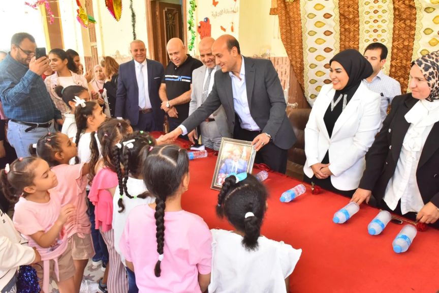محافظ أسيوط يشارك الأيتام فرحة العيد.. هدايا وعيديات وتكريم للعاملين بدور الرعاية