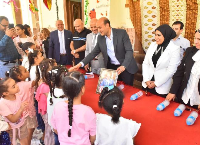 محافظ أسيوط يشارك الأيتام فرحة العيد.. هدايا وعيديات وتكريم للعاملين بدور الرعاية