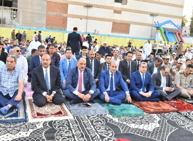محافظ أسيوط يؤدي صلاة عيد الأضحى بساحة أرض الملاعب ويؤكد: رفع درجة الاستعداد القصوى بكافة القطاعات خلال أيام العيد