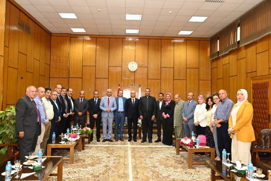 رئيس جامعة أسيوط يستقبل وفدًا من قيادات الكنائس للتهنئة بعيد الأضحى المبارك