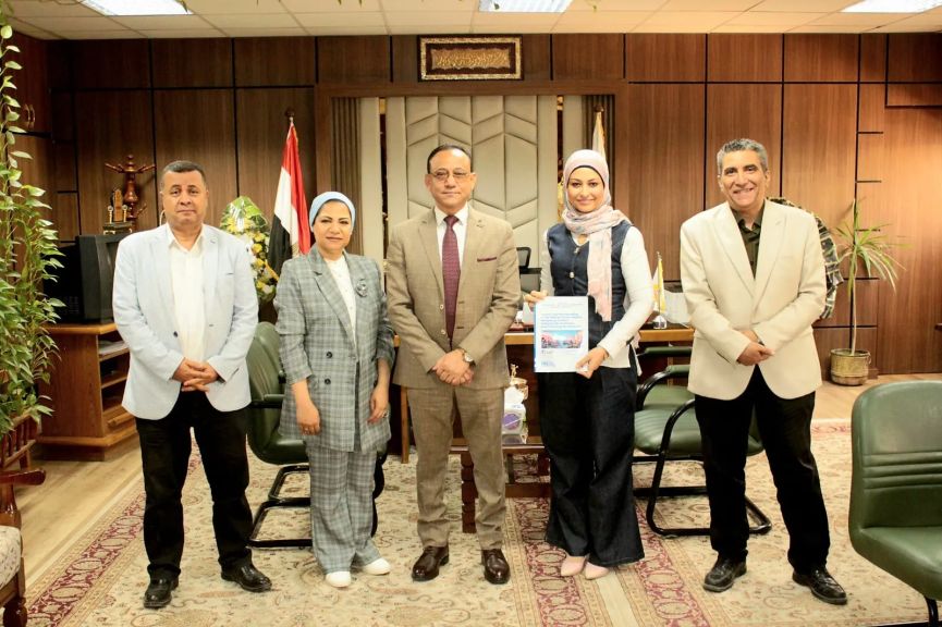 كلية الآداب بجامعة أسيوط تعرض إصدارًا علميًا دوليًا جديدًا خلال لقاء نائب رئيس الجامعة لشئون الدراسات العليا والبحوث