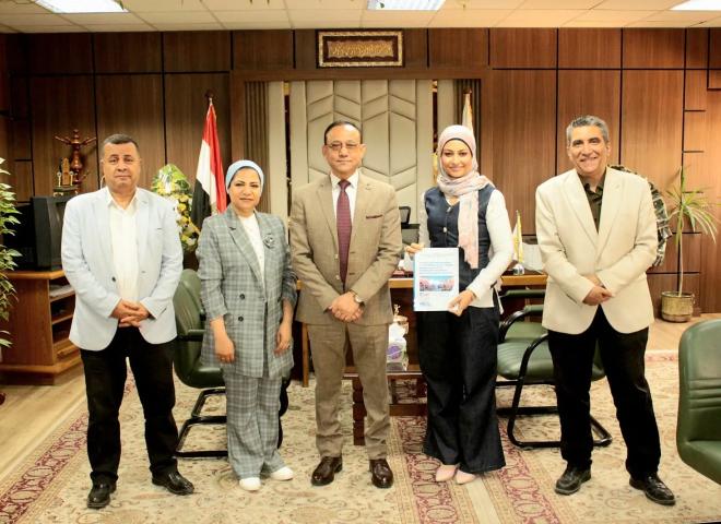كلية الآداب بجامعة أسيوط تعرض إصدارًا علميًا دوليًا جديدًا خلال لقاء نائب رئيس الجامعة لشئون الدراسات العليا والبحوث