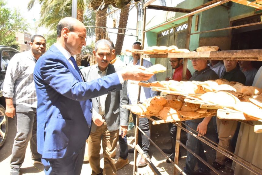 خلال جولة مفاجئة بالفتح.. محافظ أسيوط يضبط مخالفة نقص وزن بمخبز بلدي بالمعصرة ويتابع التعريفة المقررة للسرفيس ويتفقد محطة وقود بالواسطى ويلتقي المواطنين