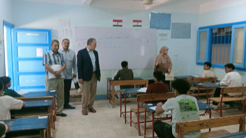 مدير تعليم أسيوط يتفقد لجان امتحانات الشهادة الإعدادية بمدارس ابوتيج ويطمئن على سهولة الامتحان