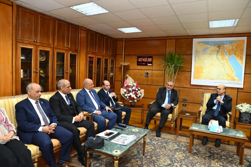 الدكتور المنشاوي يستقبل نائب وزير المالية في جلسة تشاورية لبحث دعم المشروعات التنموية بجامعة أسيوط