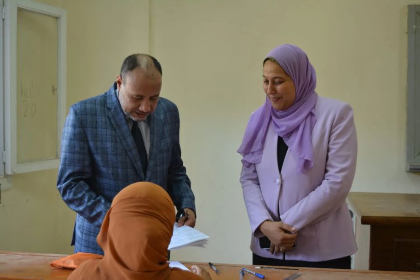 نائب رئيس جامعة الأزهر للوجه القبلي يتفقد لجان امتحانات كلية التجارة بنات بأسيوط ويؤكد توفير الأجواء الملائمة للطالبات
